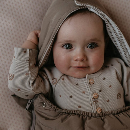 Snoozebaby Voetenzak Organic Maxi Cosi Warm Brown 80cm koop je bij Babywinkel