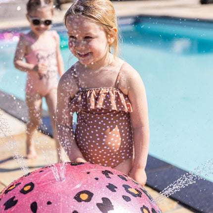 Swim Essentials Strandbal Met Sproeiers Panterprint 57Cm koop je bij Babywinkel