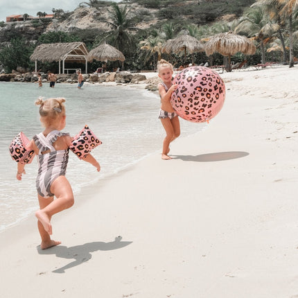 Swim Essentials Strandbal Met Sproeiers Panterprint 57Cm koop je bij Babywinkel