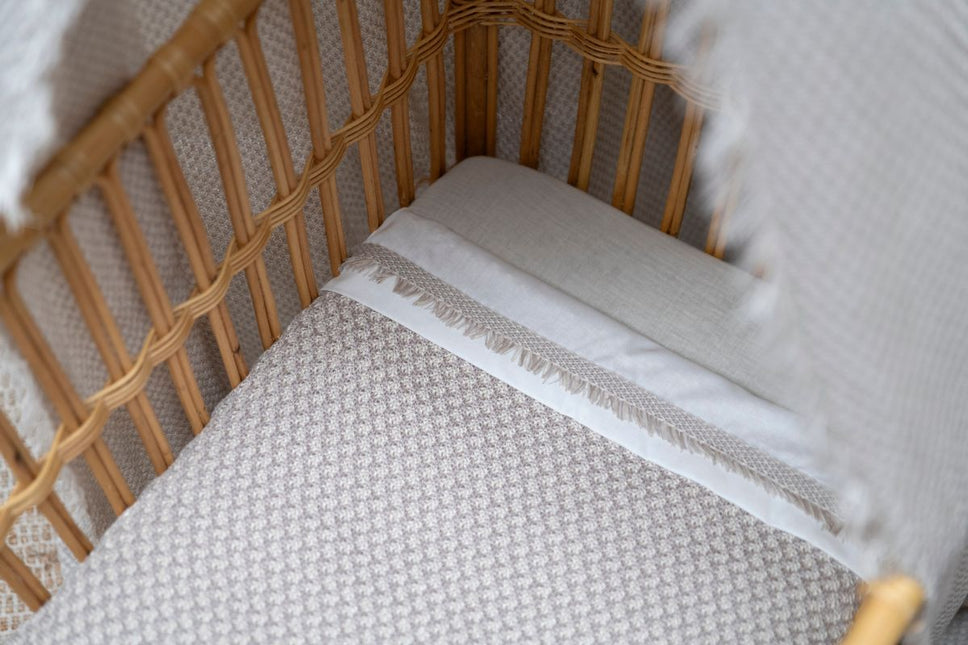 Baby's Only Wieglaken Gebreide Bies Happiness Urban Taupe/Ecru 80X100 Cm koop je bij Babywinkel