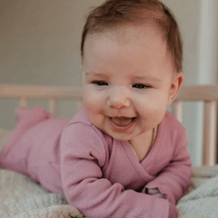 Yumi Baby Overslag Shirt Baby Ruffle Ash Rose koop je bij Babywinkel